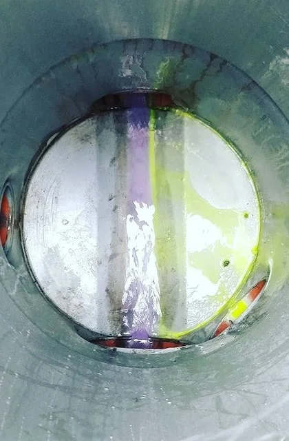 Controle put met 2 gekleurde afvalstromen