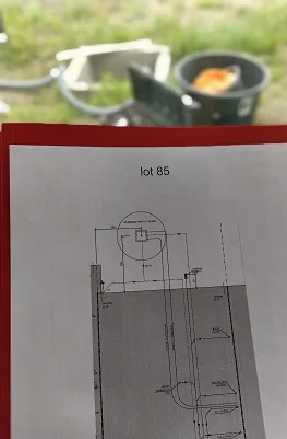 Rioleringsplan met materiaal op de achtergrond